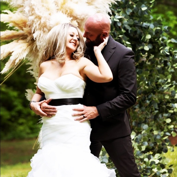 Used size 8 David’s Bridal Fit & Flare. Lightweight, fun, & flowing. Corset Back - Picture 1 of 5